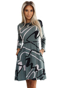 Robe de jour moderne graphique motif abstrait longues manches ceinture ajustable vert foncé noir blanc femme