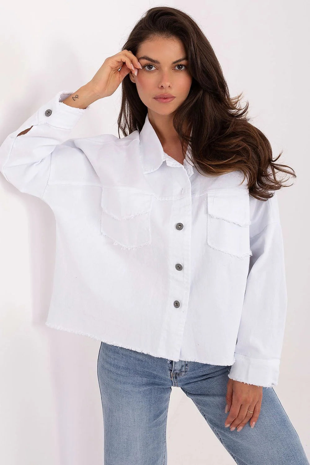 chemisier jean femme oversize blanc coton épais élasthanne coupe boxy courte manches longues col classique ourlet effiloché poches poitrine rabat