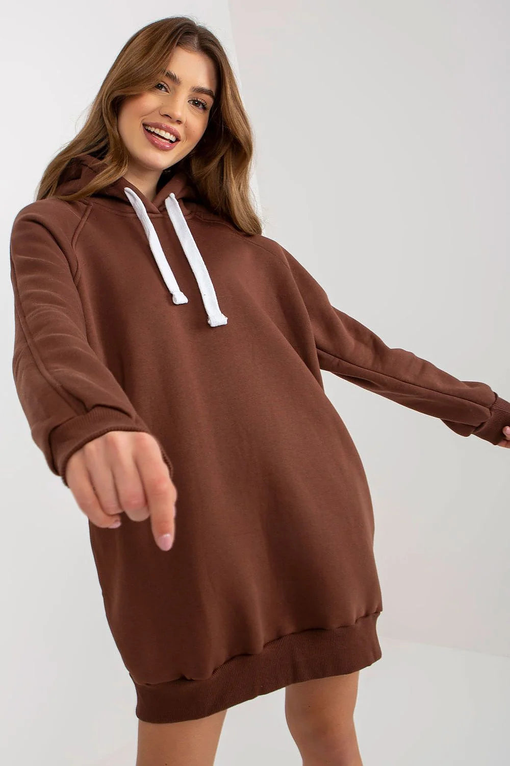 sweatshirt oversize femme marron chocolat capuche cordons blancs manches raglan longues molleton épais doublé coton polyester poches latérales dissimulées