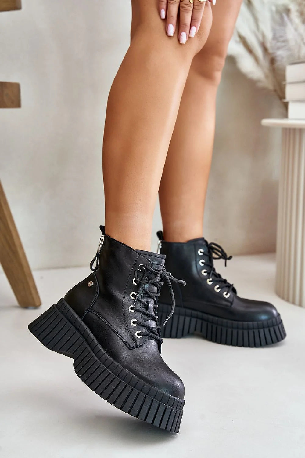 Bottines femmes style moderne audacieux cuir noir haute lacet métallique semelle compensée look urbain tendance grunge punk