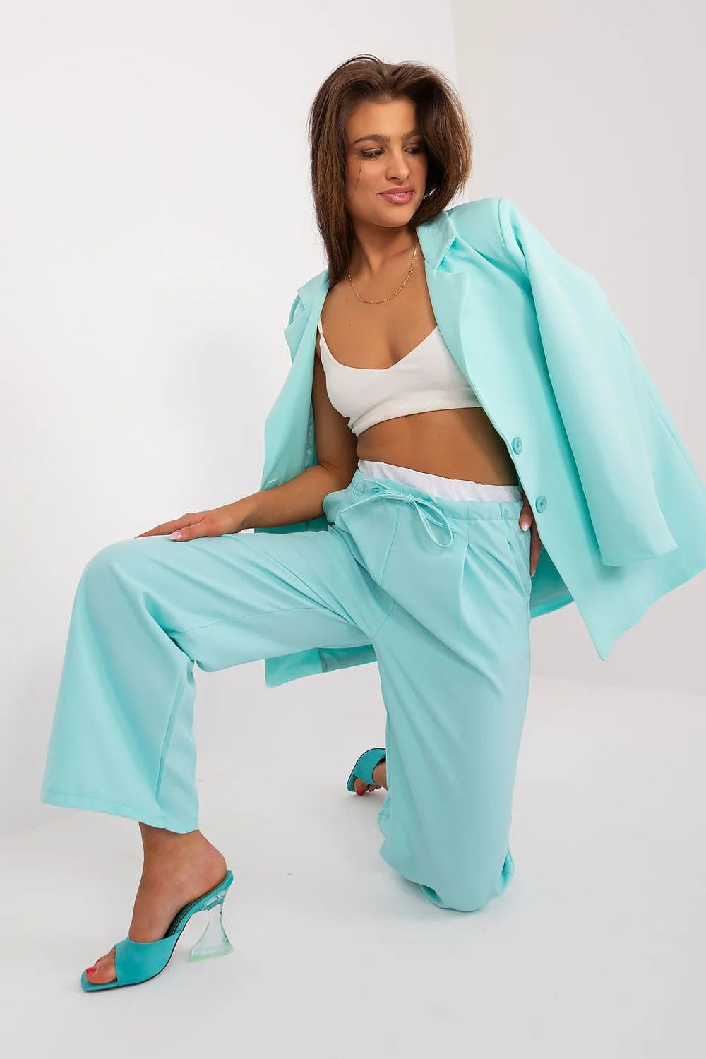 Ensemble vêtements femme veste pantalon crop top bleu clair blanc oversize modern style confortable
