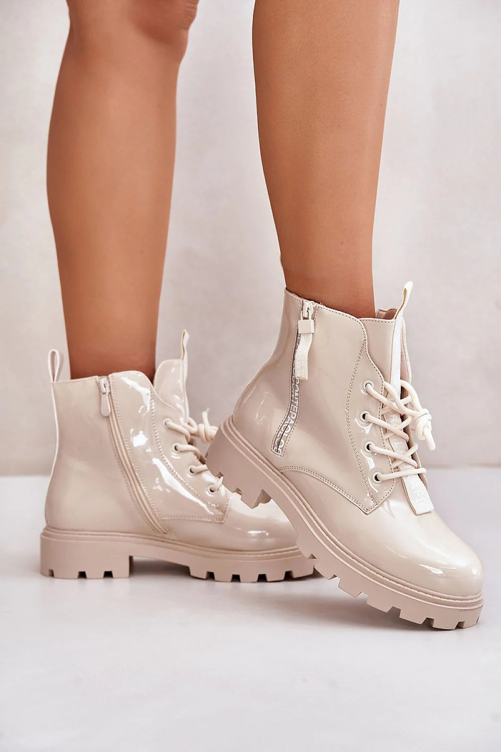 bottines femme combat cuir synthétique vernis beige chauffantes zip latéral lacets bout rond tige cheville semelle crantée adhérence chic confortable