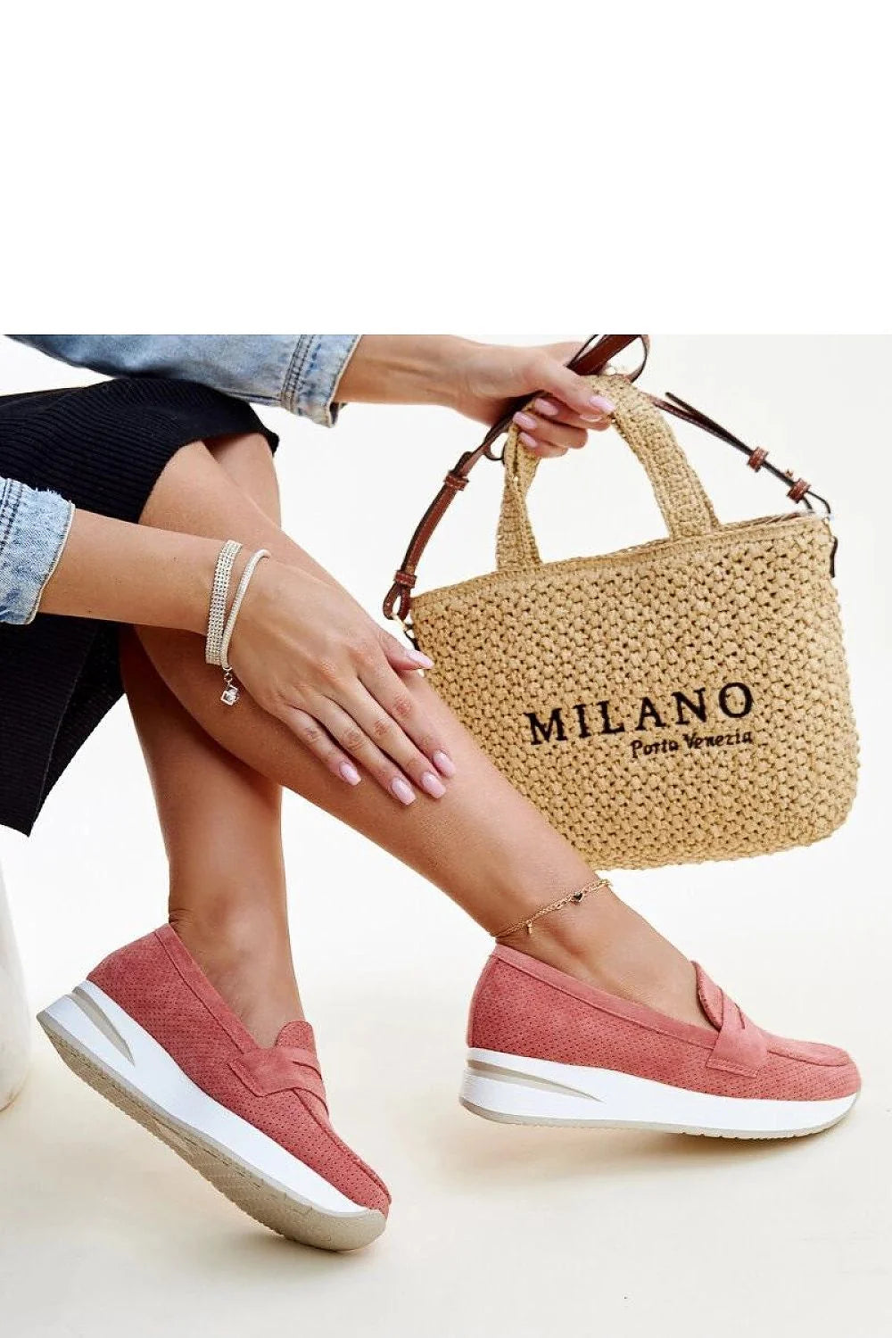 Mocassins femmes design moderne élégant suède compensée rose saumon semelle blanche perforations bout rond