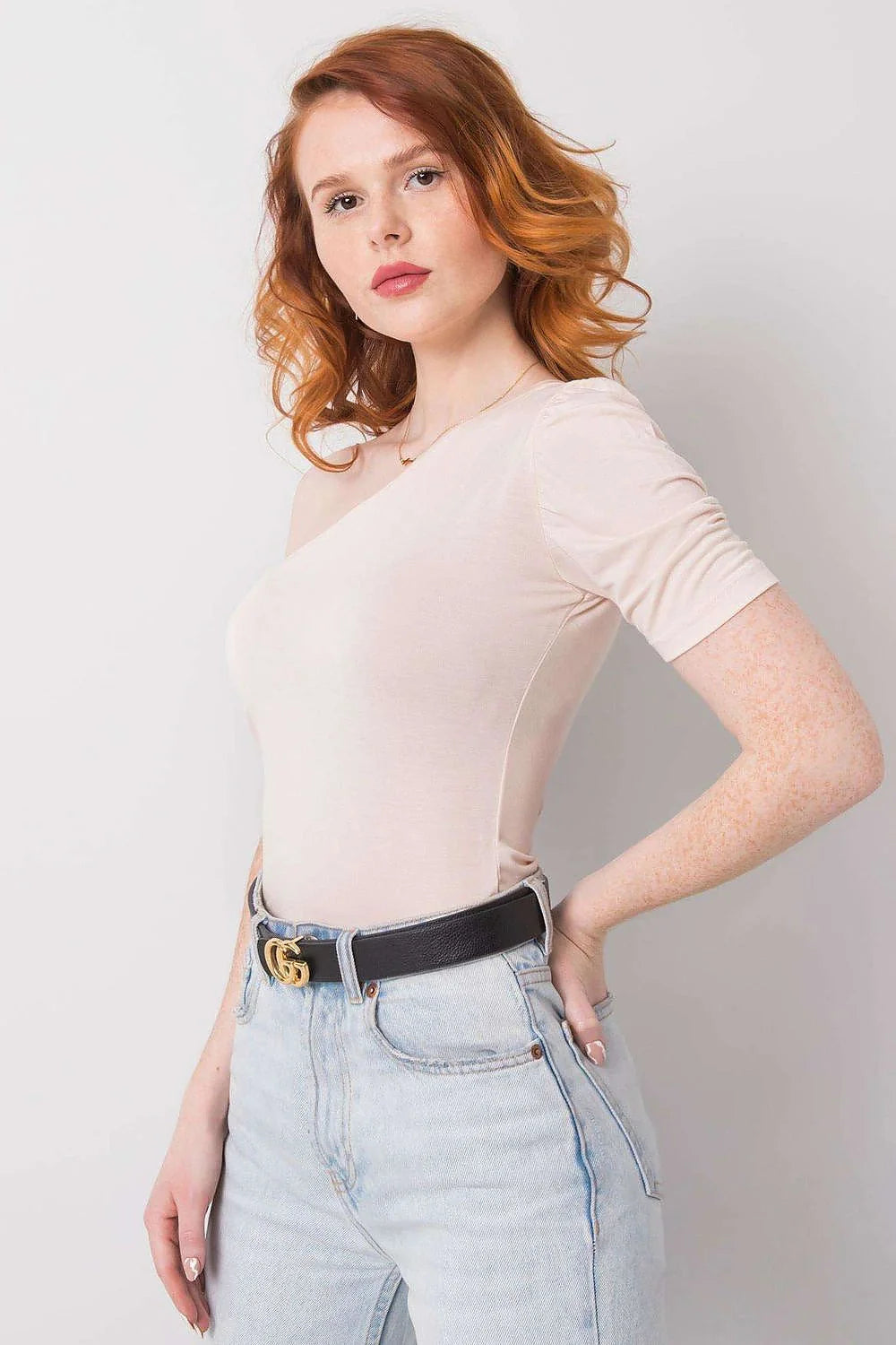 Chemisier asymétrique pour femme en viscose manche courte en crème coupe moderne encolure asymétrique avec ceinture dorée