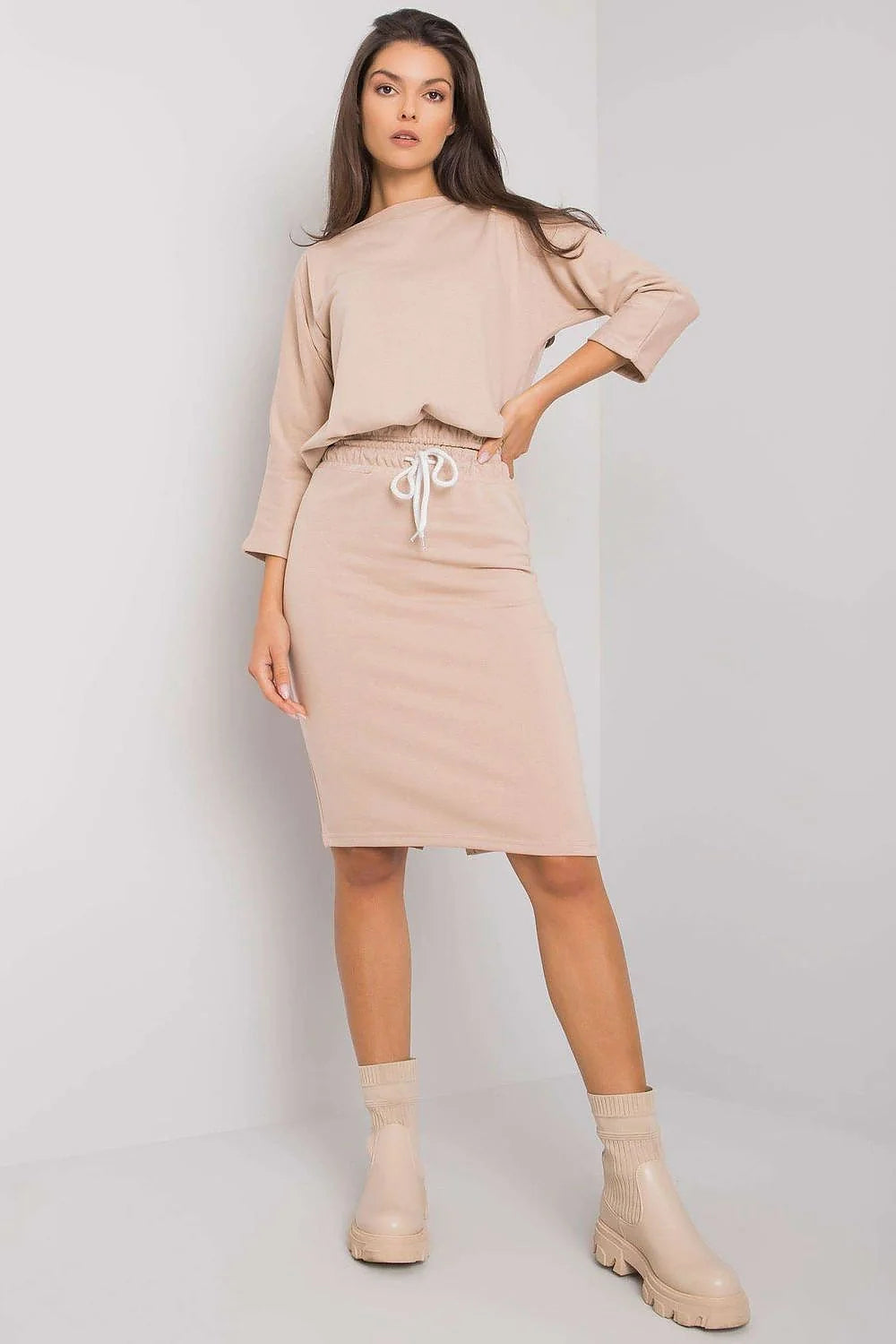 Ensemble chemisier manches trois quarts col rond coupe droite jupe crayon midi coton polyester beige confortable moderne intemporel