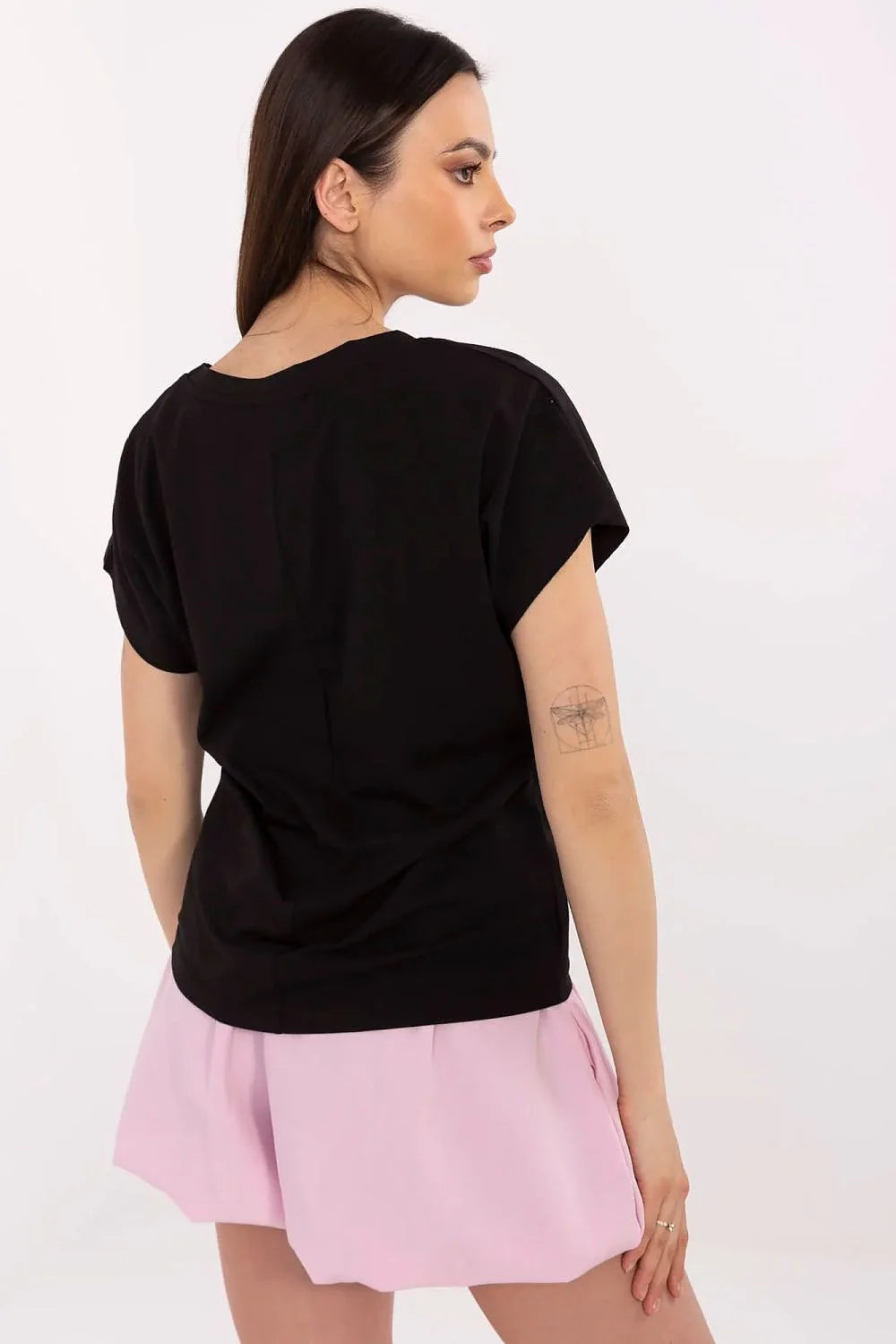 T-shirt noir manches courtes col V short rose ample ceinture noire boucle dorée mode femme casual élégant look