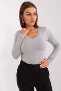 Tenue féminine élégante haut pull col V maille grise pantalon noir ajusté occasion bureau décontractée