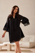 Robe de cocktail élégante noire tissu fluide manches longues volants encolure V ceinture large femmes
