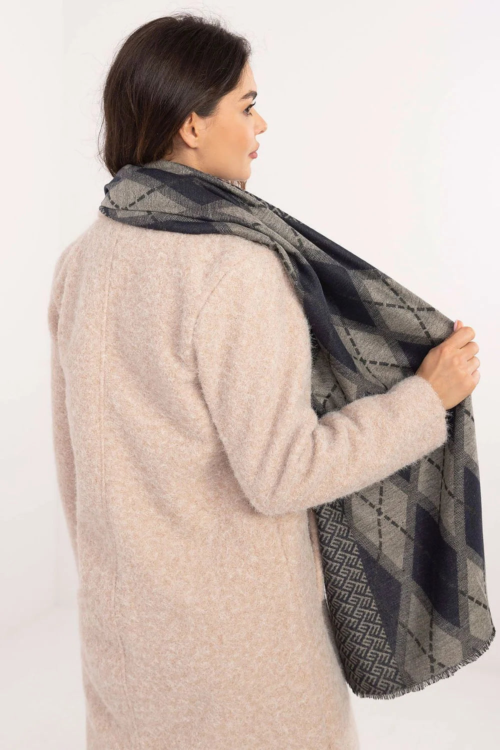 Écharpe élégante pour femme motif géométrique gris et bleu marine longueur 190 cm largeur 69 cm matière douce et confortable