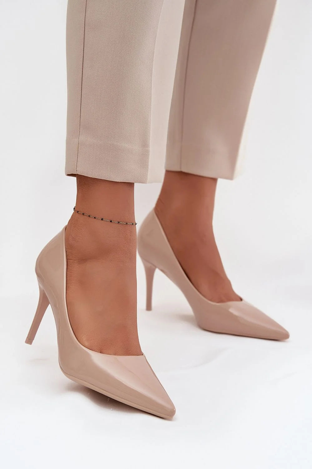 escarpins femme stilettos bout pointu similicuir verni nude beige talons aiguilles hauts 9cm silhouette élancée finition brillante minimaliste semelle fine