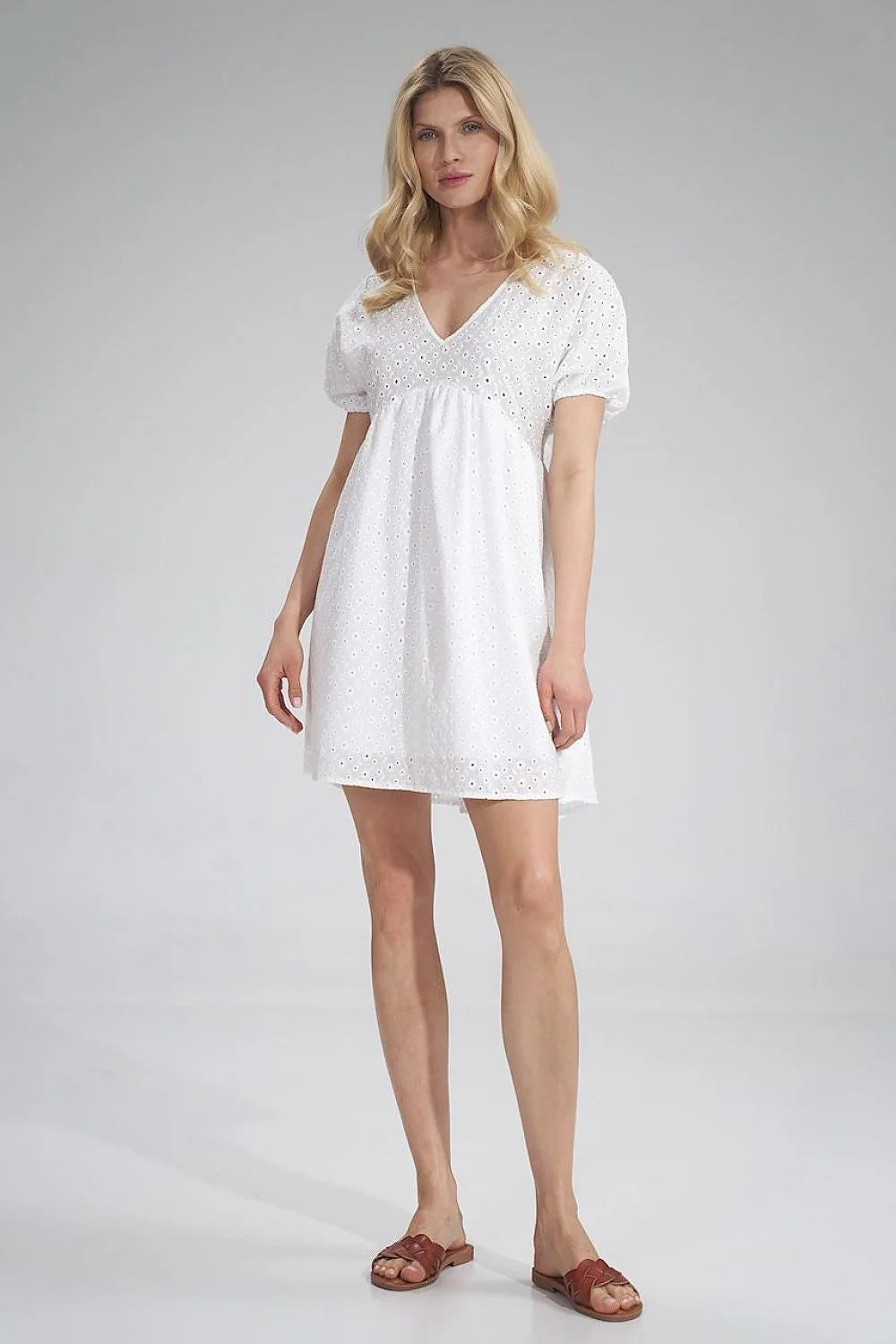 Robe courte coton blanc brodée empire élégante confort été femme style raffiné tendance