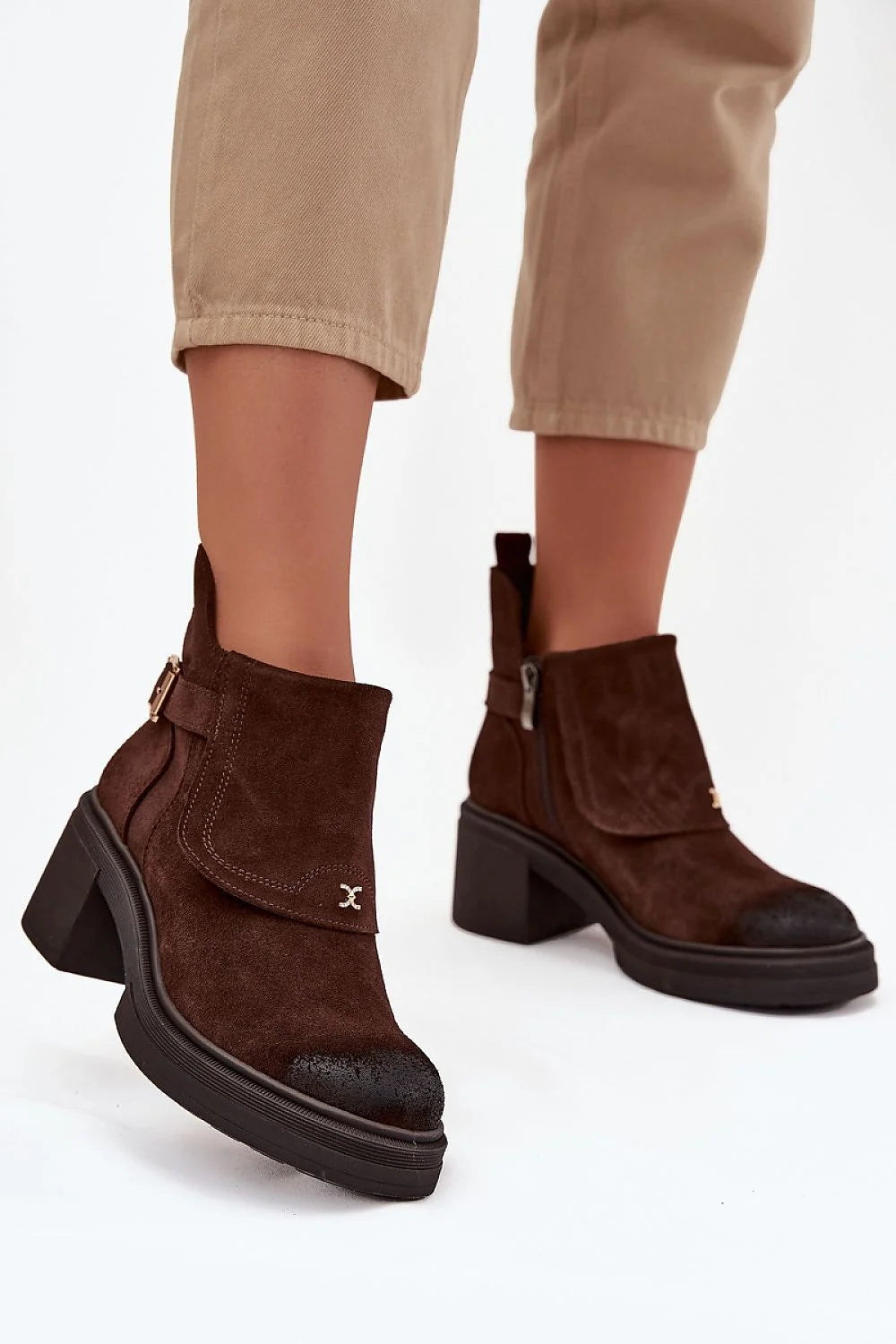 bottines cheville femme daim naturel marron talon bloc moyen semelle plateforme crantée noire bride boucle dorée rabat frontal fermeture latérale