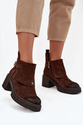 bottines cheville femme daim naturel marron talon bloc moyen semelle plateforme crantée noire bride boucle dorée rabat frontal fermeture latérale