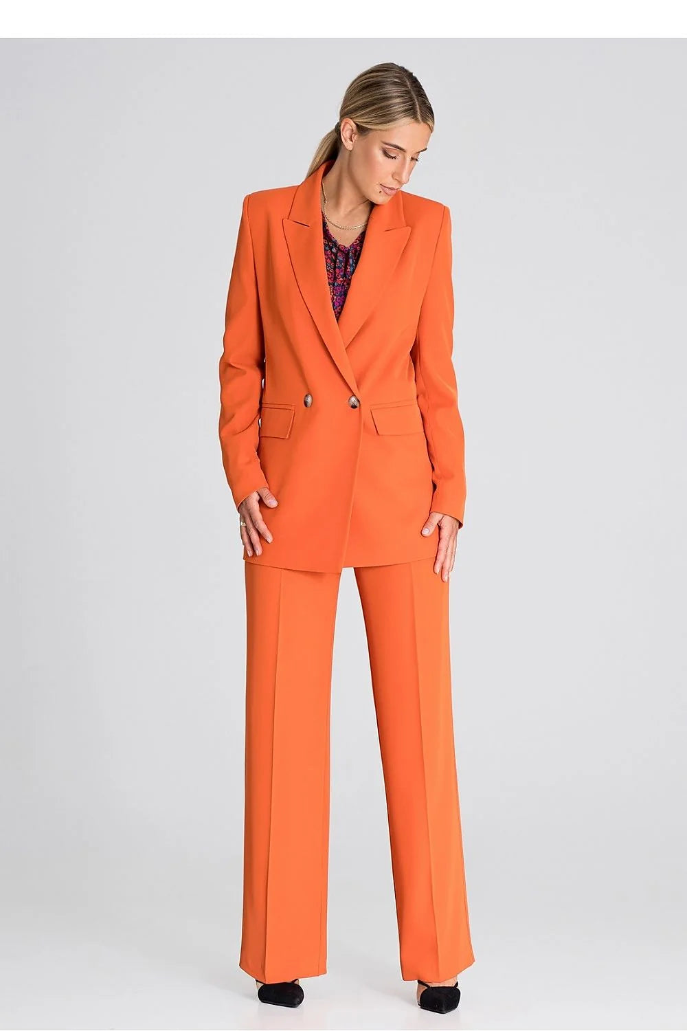 Pantalon long Figl couleur orange vif coupe large taille haute matériau polyester escarpins noirs chemisier manches longues design moderne femme élégance professionnelle