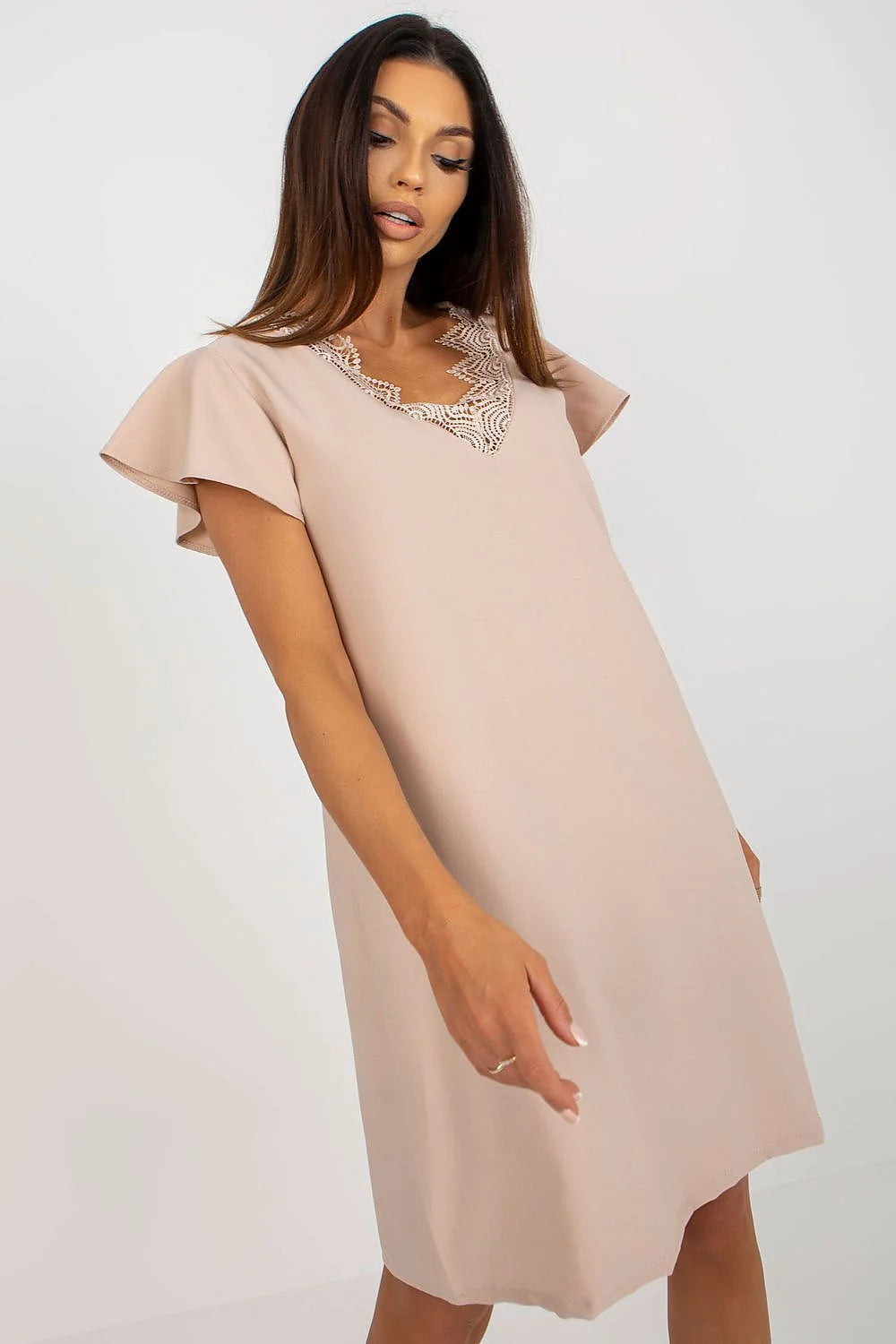 robe courte trapèze beige poudré nude droite fluide encolure V dentelle délicate manches évasées courtes polyester léger structuré confortable