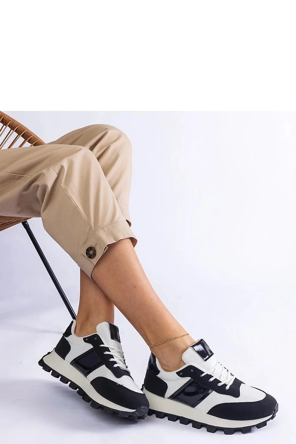 Baskets mode femmes design moderne style sportif tendance couleur noire et blanche tige cuir semelle caoutchouc lacets ajustables