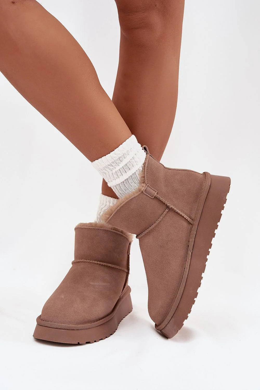bottines femme cuir suédé taupe fourrées doublure fauxfourrure semelle caoutchouc antidérapante plateforme crantée cheville bout rond bride maintien confort chaleur