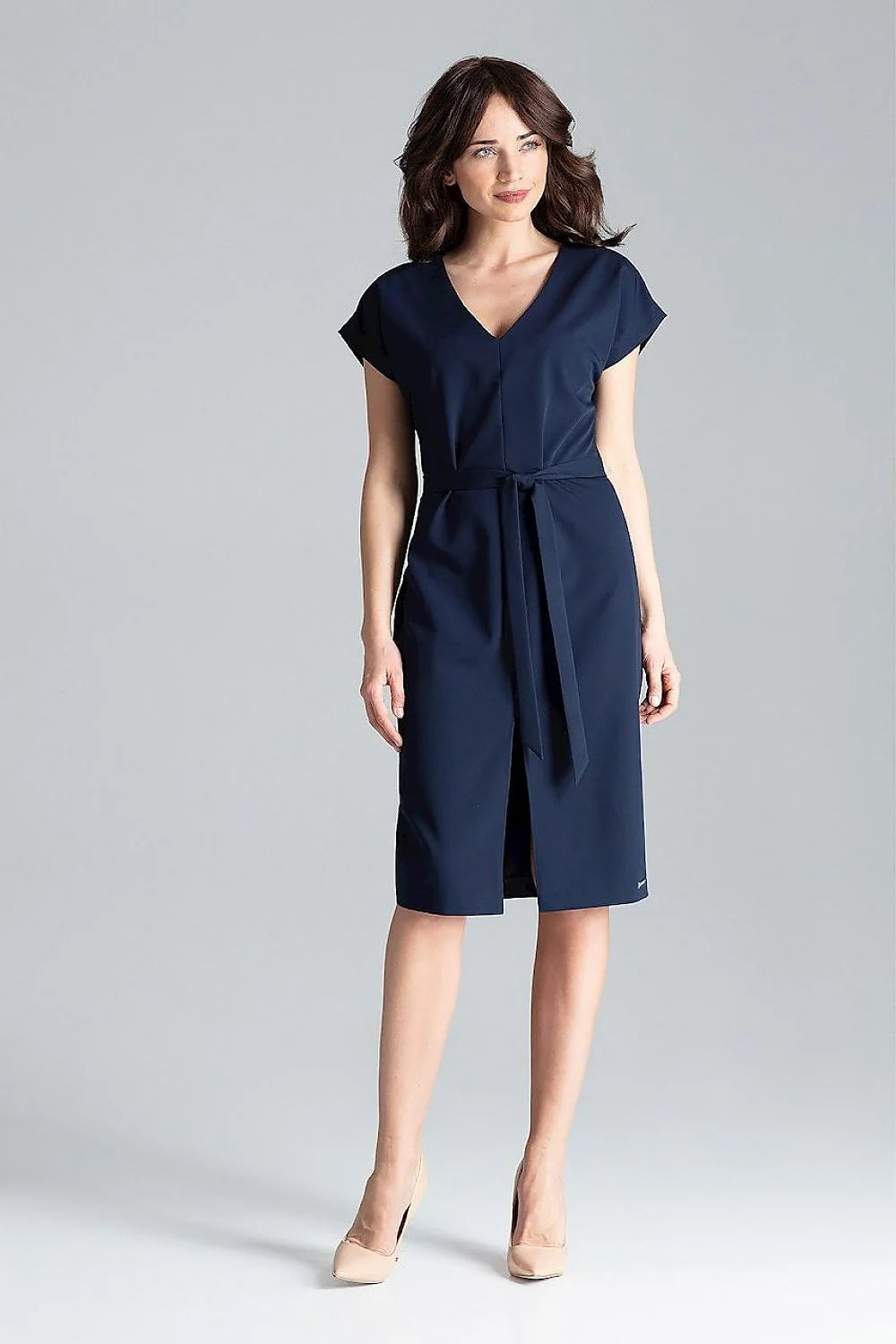 Robe élégante pour femmes en tissu doux rose pâle manches courtes ceinture assortie coupe structurée occasion professionnelle ou semi-formelle