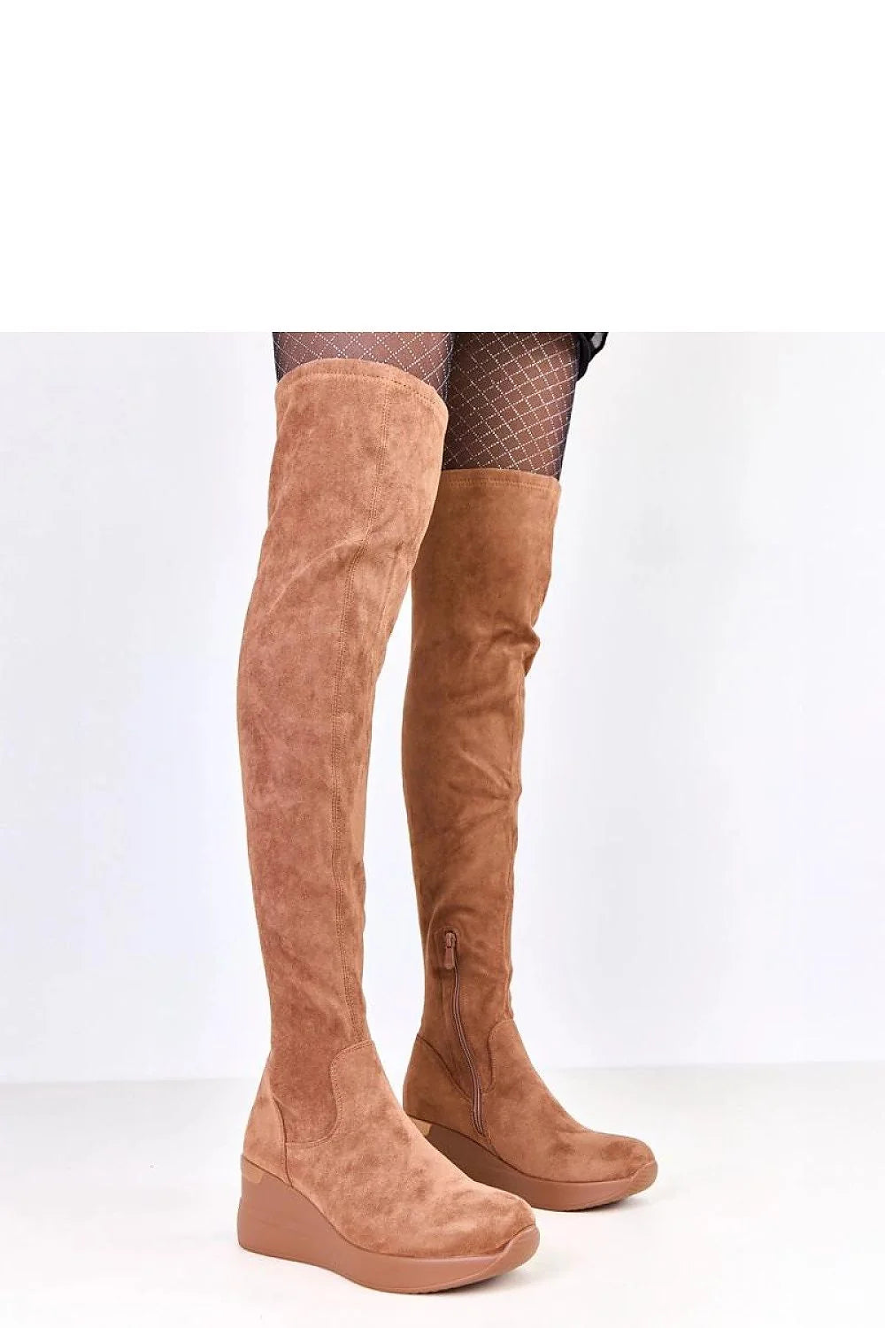 bottes cuissardes femme suédine camel tige haute genou ajustée talon compensé insert métallique plateforme bout arrondi fin doublure fourrure synthétique