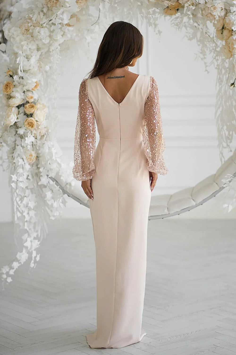 robe longue soirée rose pâle satinée portefeuille décolleté coeur manches tulle paillettes taille cintrée fente haute latérale ajustée