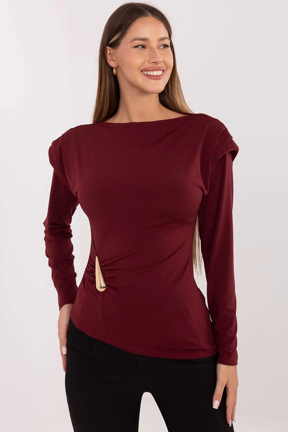 chemisier élégant manches longues décolleté bateau épaulettes intégrées fronces asymétriques ornement métal coupe ajustée douceur toucher polyester viscose