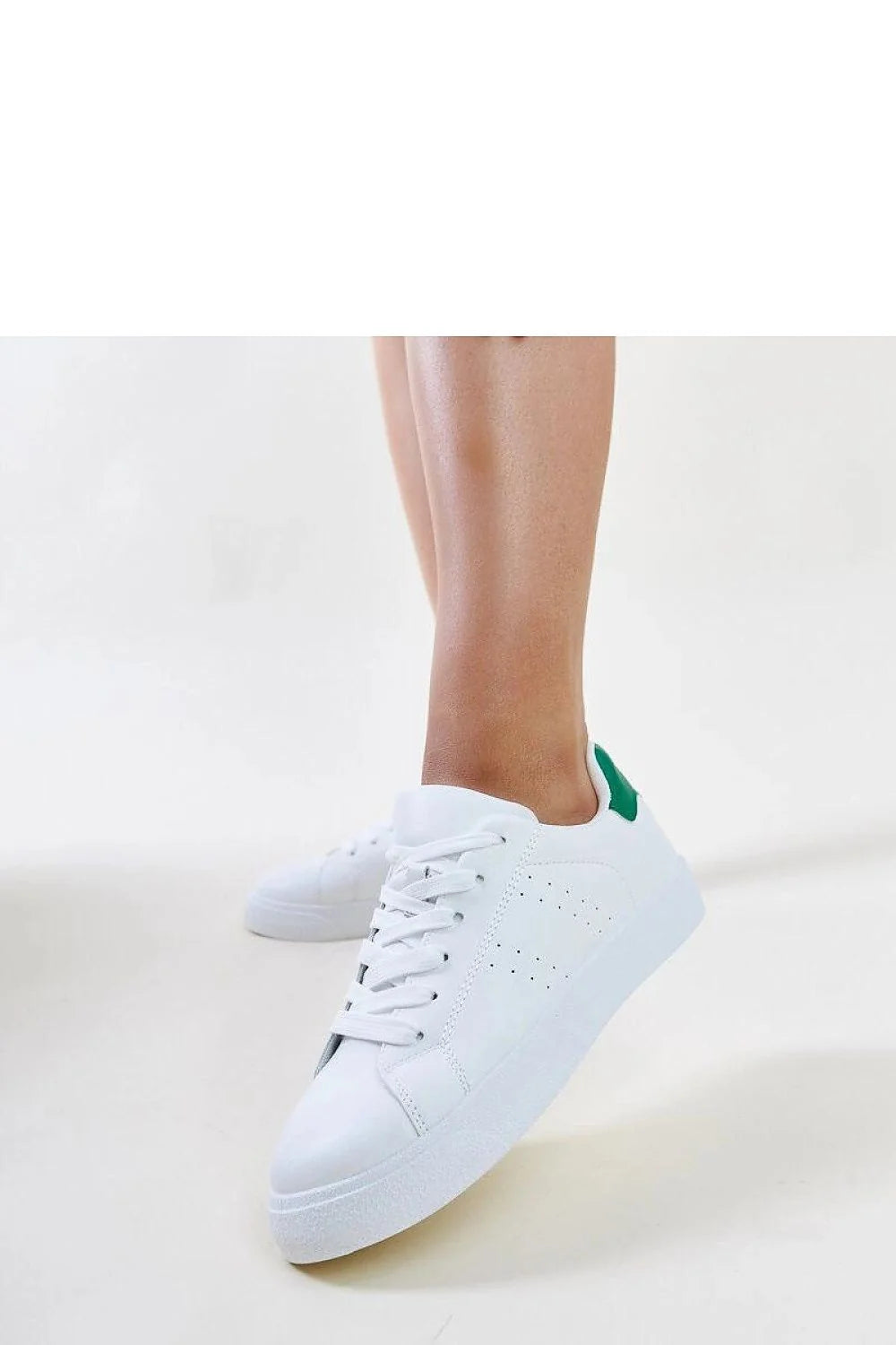 baskets femmes blanches vertes minimalistes modernes confortables cuir similicuir semelle caoutchouc antidérapante lacets perforations ventilées basses plateforme polyvalentes