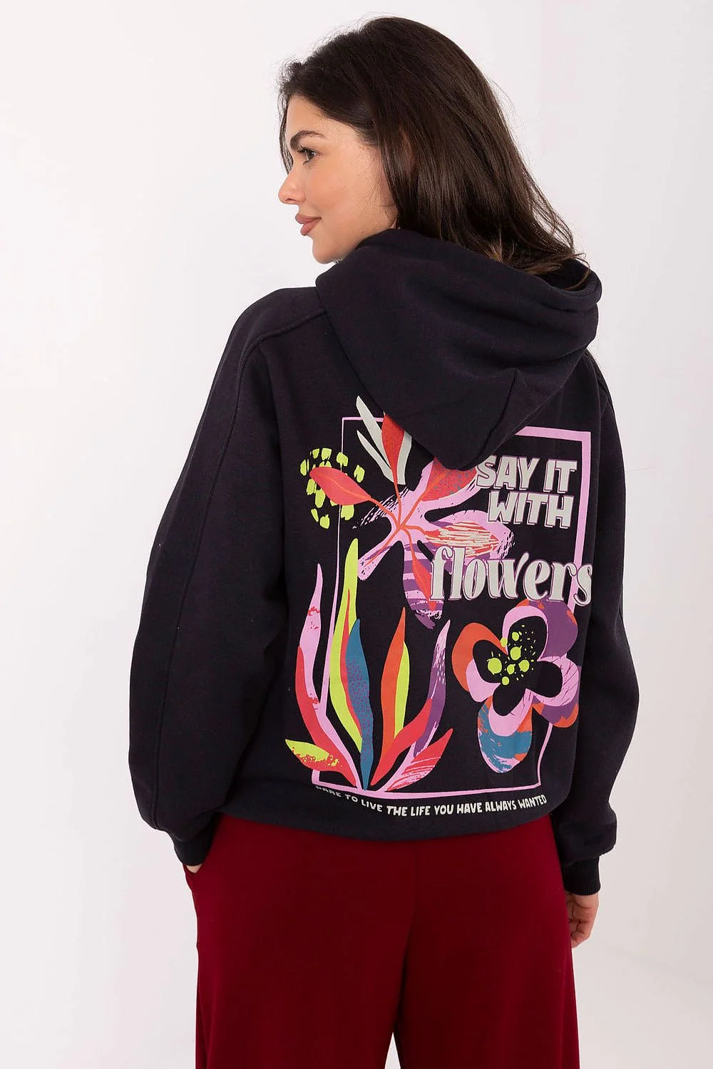 hoodie femme noir molleton doux mélange coton polyester coupe relaxed oversize cordons blancs poignets côtelés ourlet raccourci broderie florale multicolore