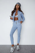 Ensemble La Balancia pour femmes, casual chic, bleu clair, blanc, veste courte, pantalon ajusté, boutons dorés, taille haute, élastique, manches longues, style urbain