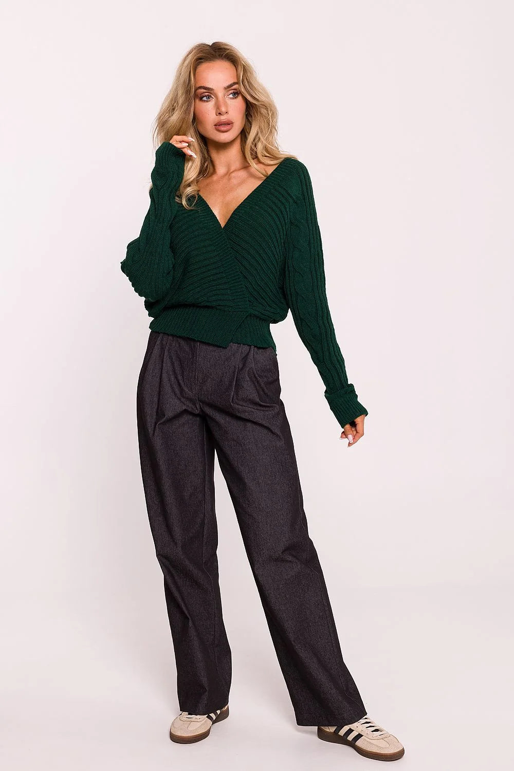 pull femme chic cache coeur croisé coupe courte manches longues bouffantes col V décolleté profond maille torsadée vert sapin