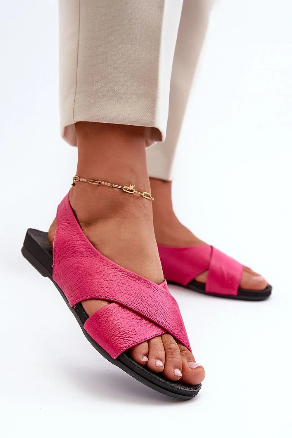 Sandales pour femmes design moderne élégant cuir naturel confort style ouvert brides croisées chaîne dorée été casual événement noir rose