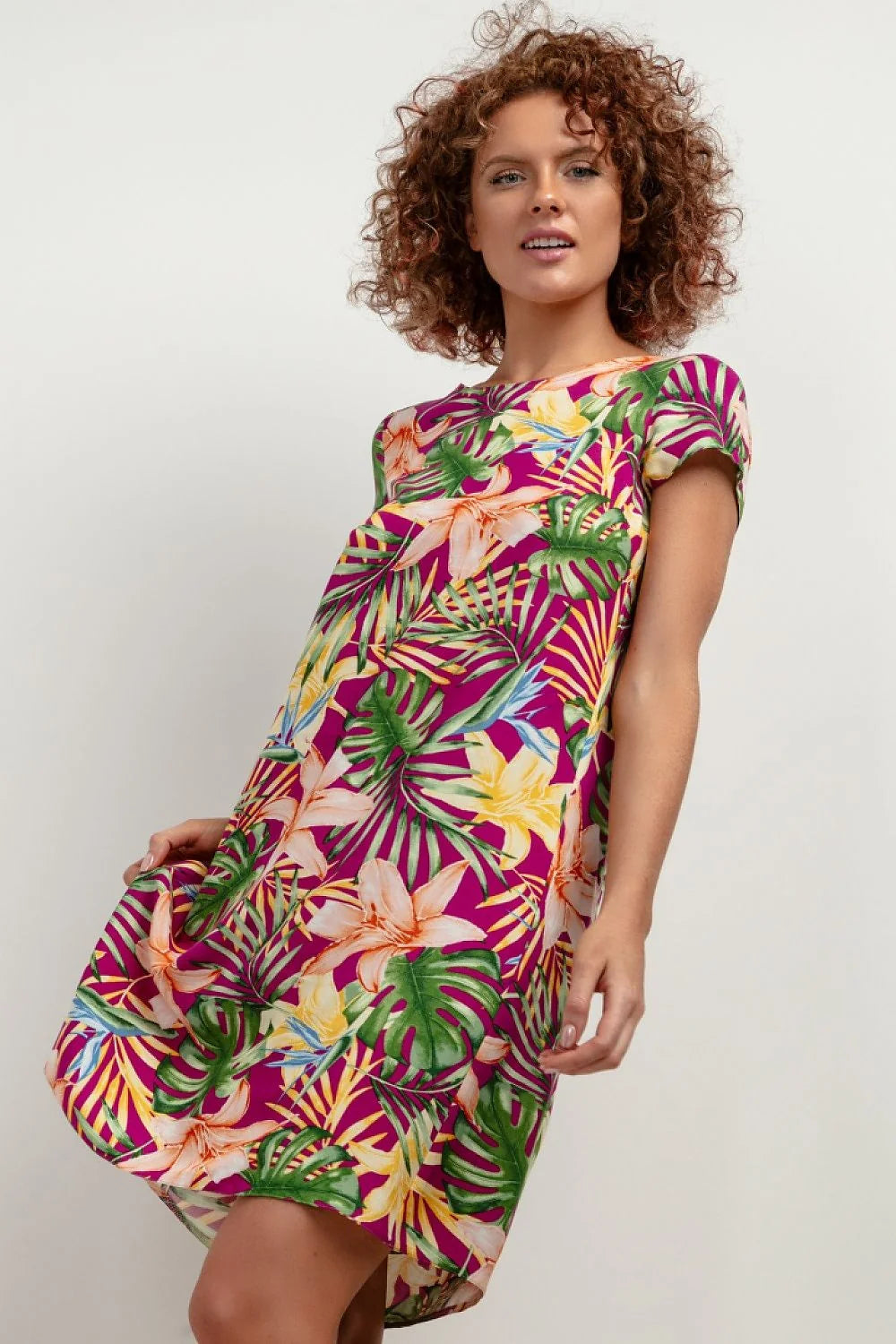 Robe de jour Tessita, robe estivale motifs tropicaux, coupe fluide, manches courtes froncées, décolleté rond, tissu respirant, occasion décontractée, été féminin