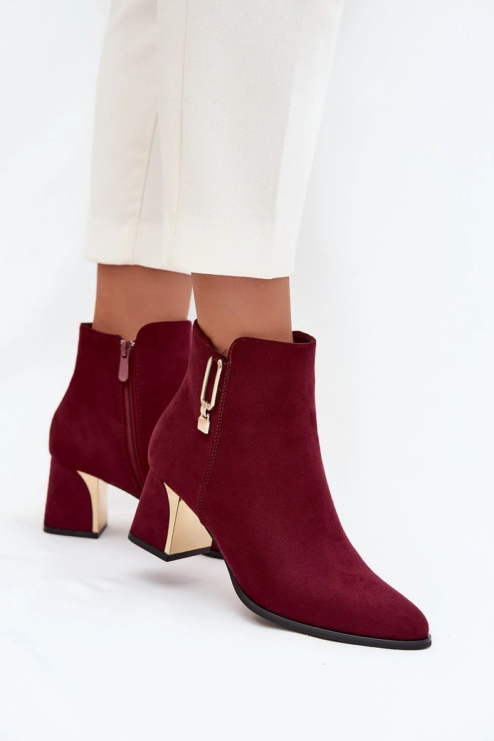 bottines femme suédine écologique bordeaux cheville bout amande talon pilier moyen doré métallisé détail zippée semelle noire silhouette épurée élégante
