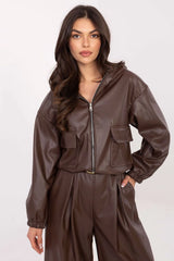 veste courte femme similicuir marron chocolat coupe boxy capuche fermeture eclair metal poches rabat manches longues poignets elastiques