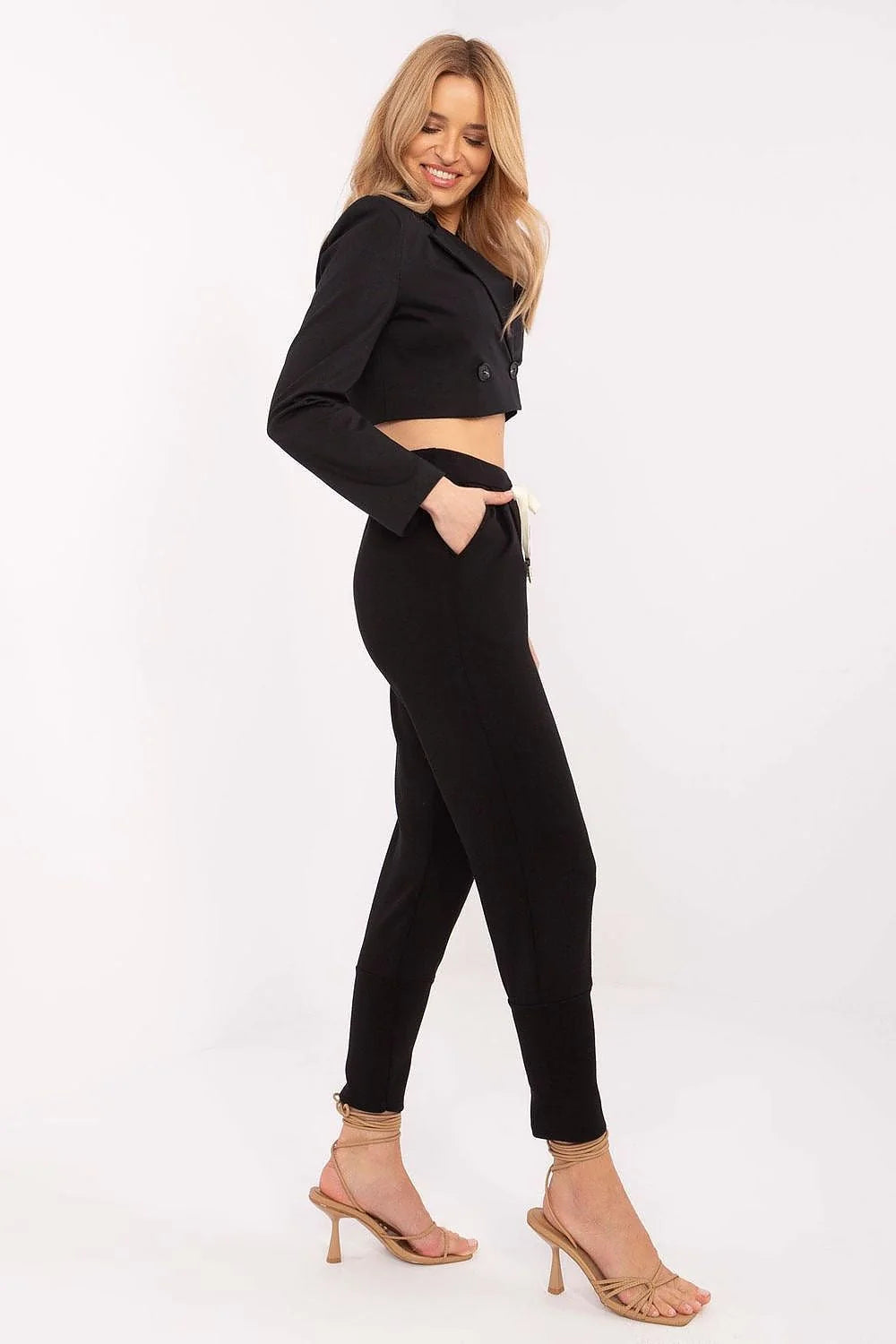 ensemble mode femme veste courte blazer croppé double boutonnage col revers pantalon jogger taille haute coupe fuselée cordon blanc contrastant