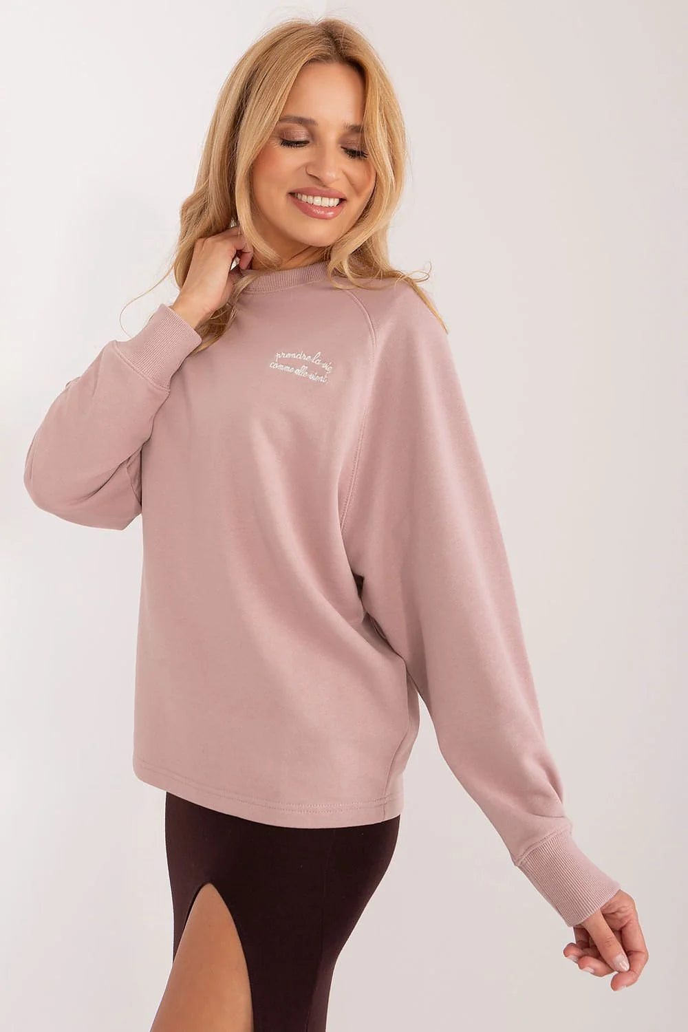 Sweatshirt Sublevel pour femme longues manches ample coupe encolure ras-du-cou couleur rose poudré coton haute qualité broderie blanche poignets bord-côte ourlet droit