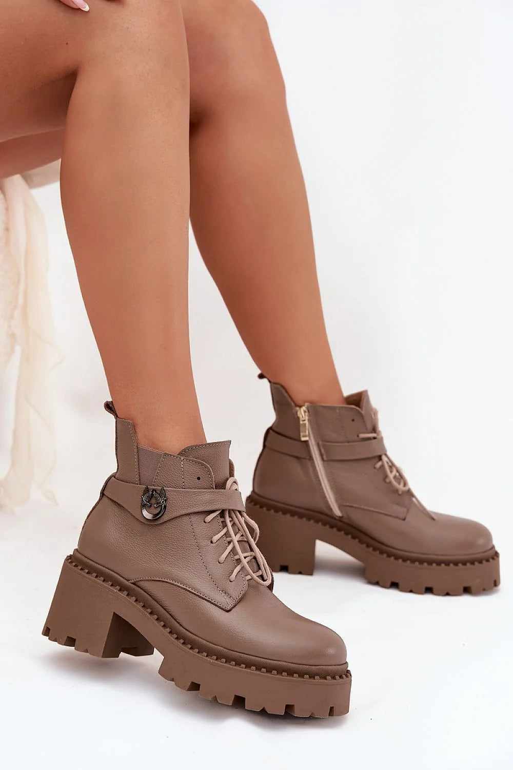 bottines femme cuir naturel taupe grainé doublure feutre confortables chaudes talon bloc semelle plateforme crantée bride boucle métal style urbain