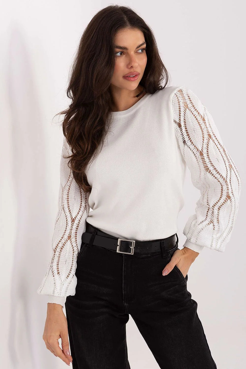 pull femme blanc manches longues bouffantes crochet ajourées poignets resserrés maille fine côtelée encolure ronde semiajustée viscose polyester durable chic