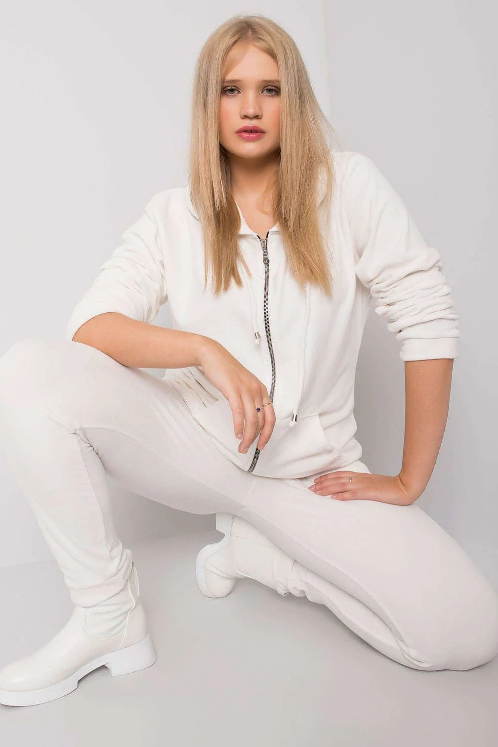 ensemble velours crème blanc sweat zippé capuche cordon poches kangourou jogging serrage taille coupe slim chevilles resserrées coton élasthanne femme
