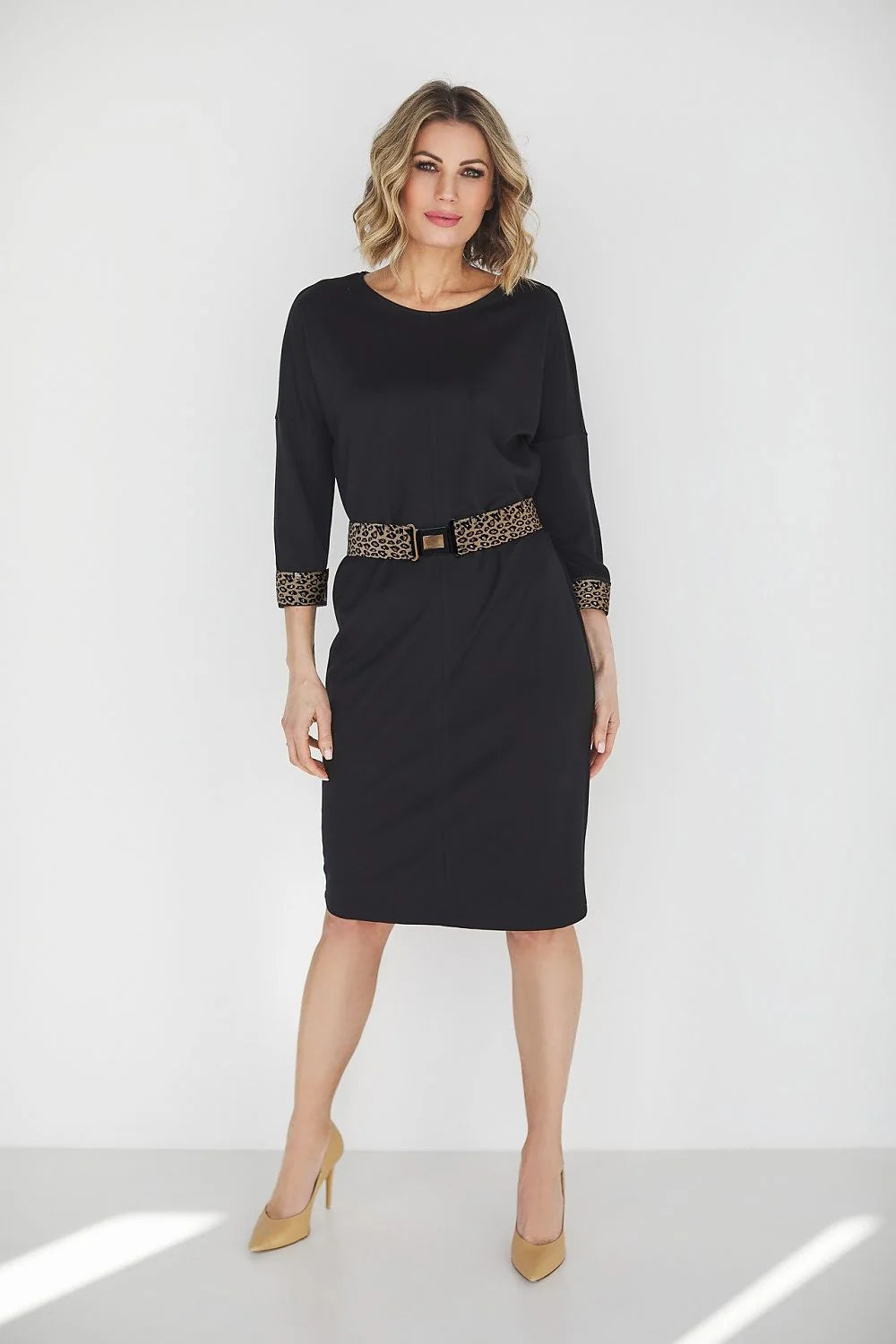 Robe de jour élégante La Aurora longue manches longues encolure arrondie ceinture en tissu motif léopard noir taille ajustable femme