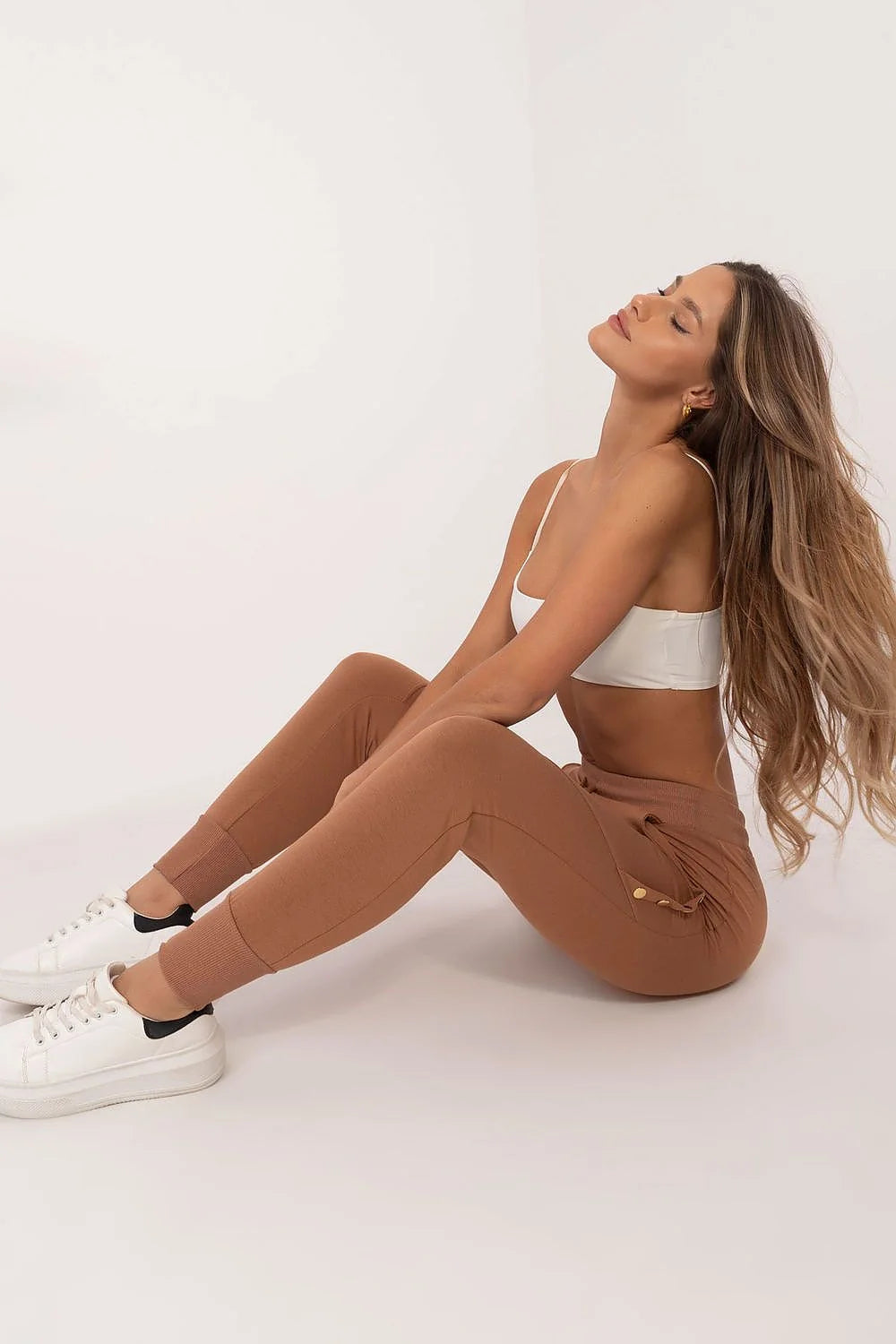 pantalon survêtement femme jogging athleisure slim fuselé molleton doux extensible coton élasthanne taille haute ceinture poches latérales boutons pression camel