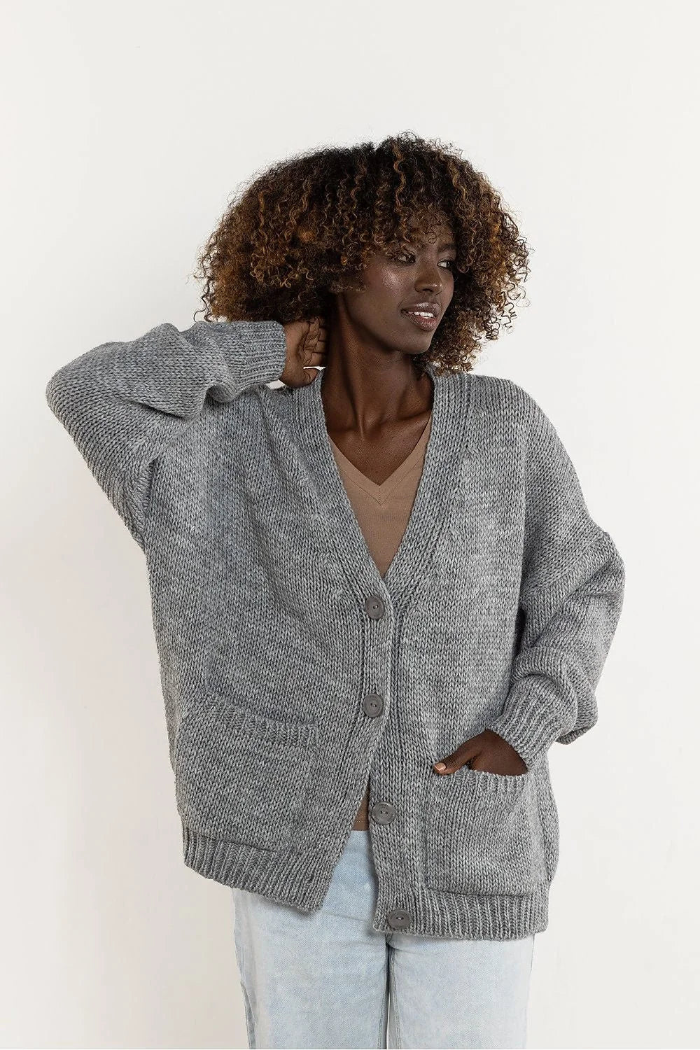 cardigan femme oversize grosse maille gris chiné col V boutonné poches plaquées manches tombantes bords côtes poignets base cosy chaud