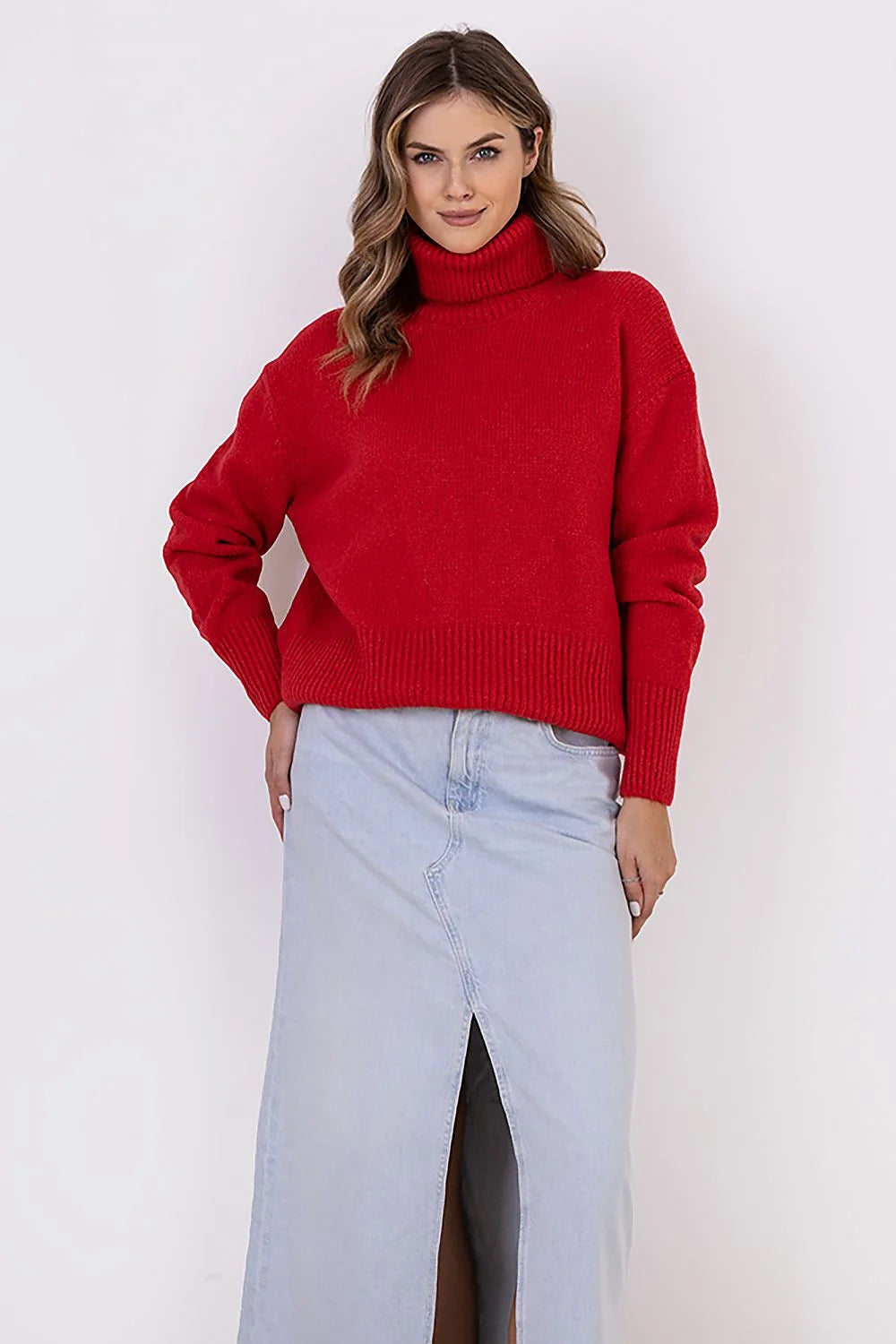 Pull col roulé rouge ample en tricot associé à jupe en denim bleu clair longue fente frontale pour femme