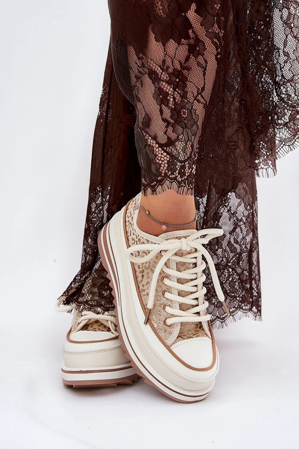 Baskets féminines modernes plateforme épaisse textile floral lacets épais semelle crème marron talonnette cuir synthétique robe soirée tenue quotidienne