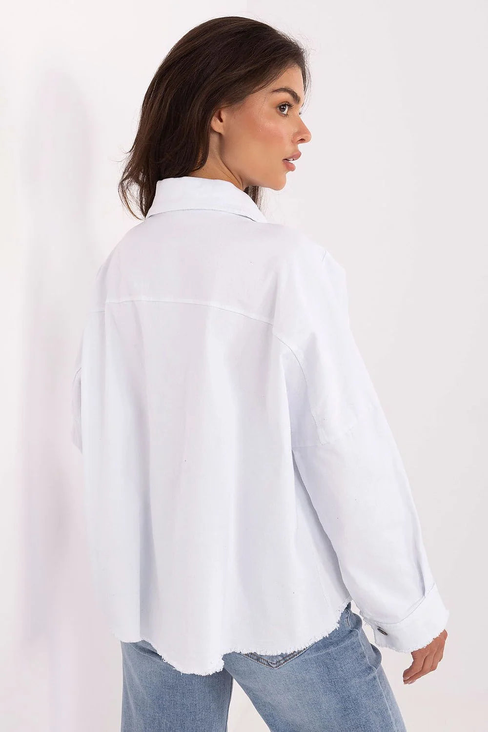 chemisier jean femme oversize blanc coton épais élasthanne coupe boxy courte manches longues col classique ourlet effiloché poches poitrine rabat