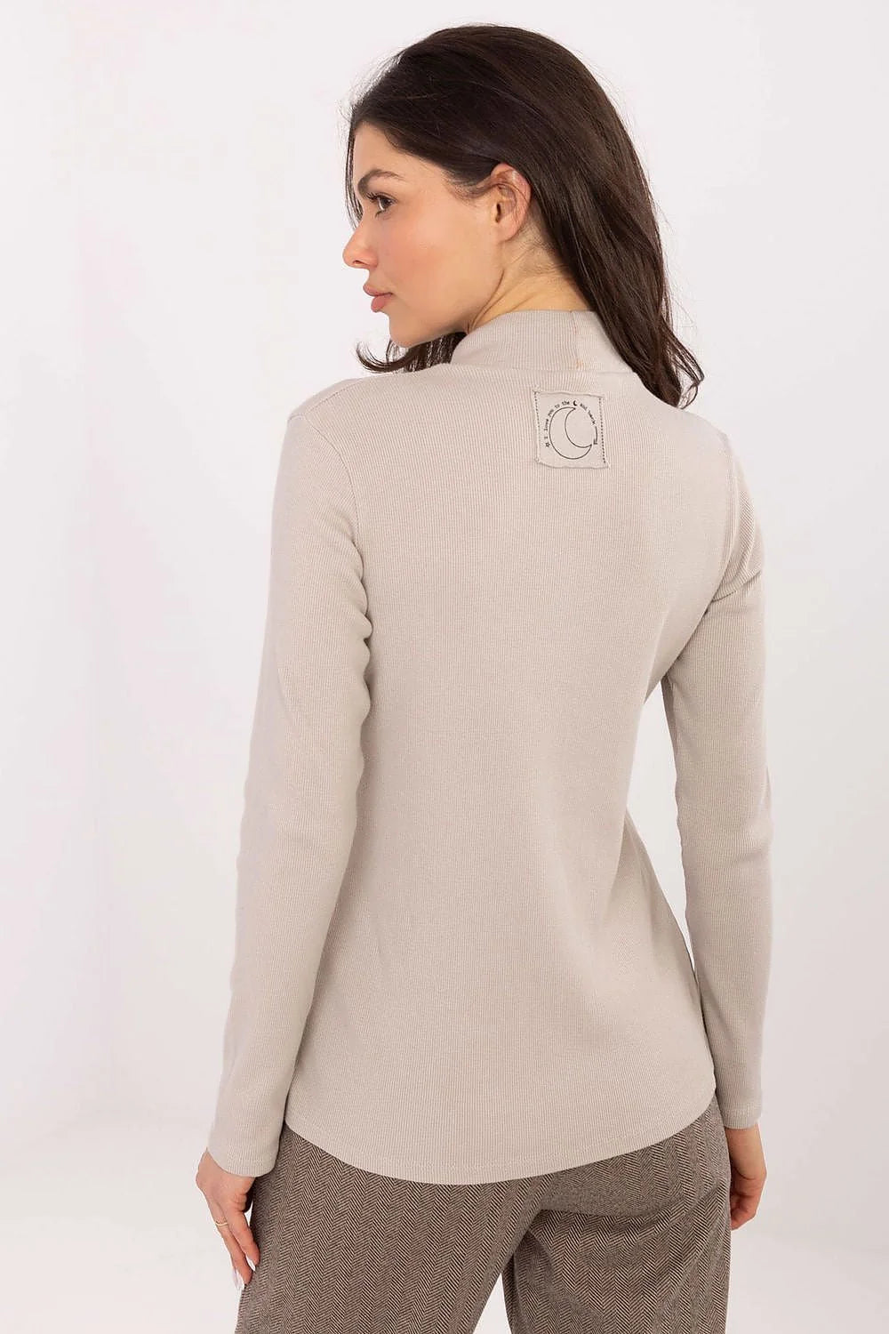 chemisier longsleeve décontracté silhouette ajustée confort côtelé coton élasthanne colroulé mancheslongues longueurstandard minimaliste polyvalent patcharrière détailnuque sansfermeture intemporel quotidien élégant