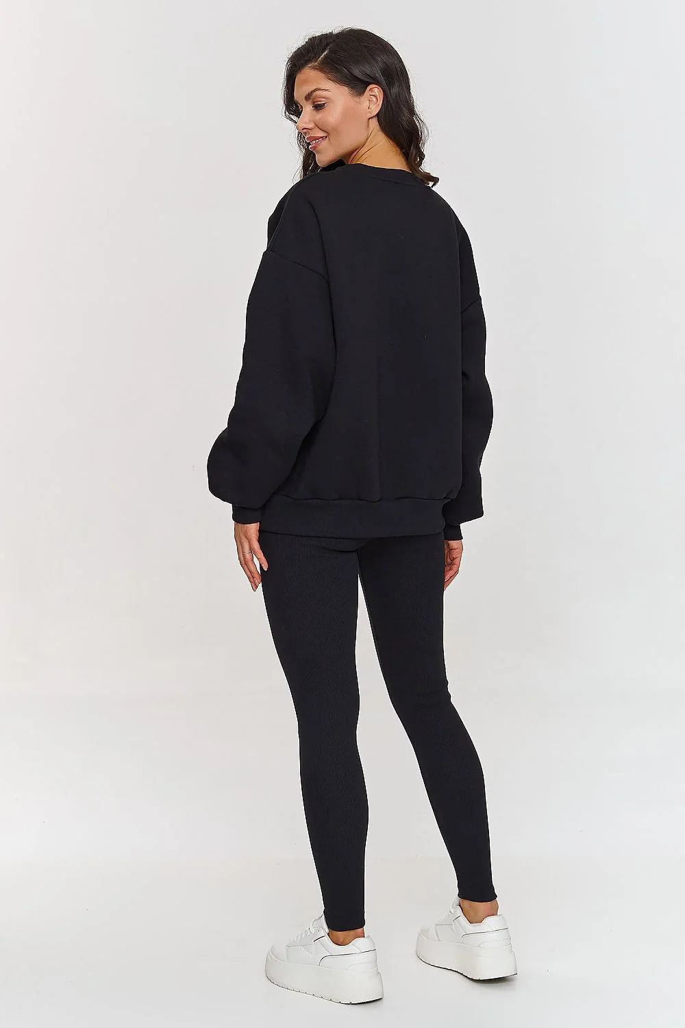 ensemble Makadamia femme sweatshirt oversize col rond manches longues épaules tombantes molletonné doux legging taille haute élasthanne noir baskets blanches