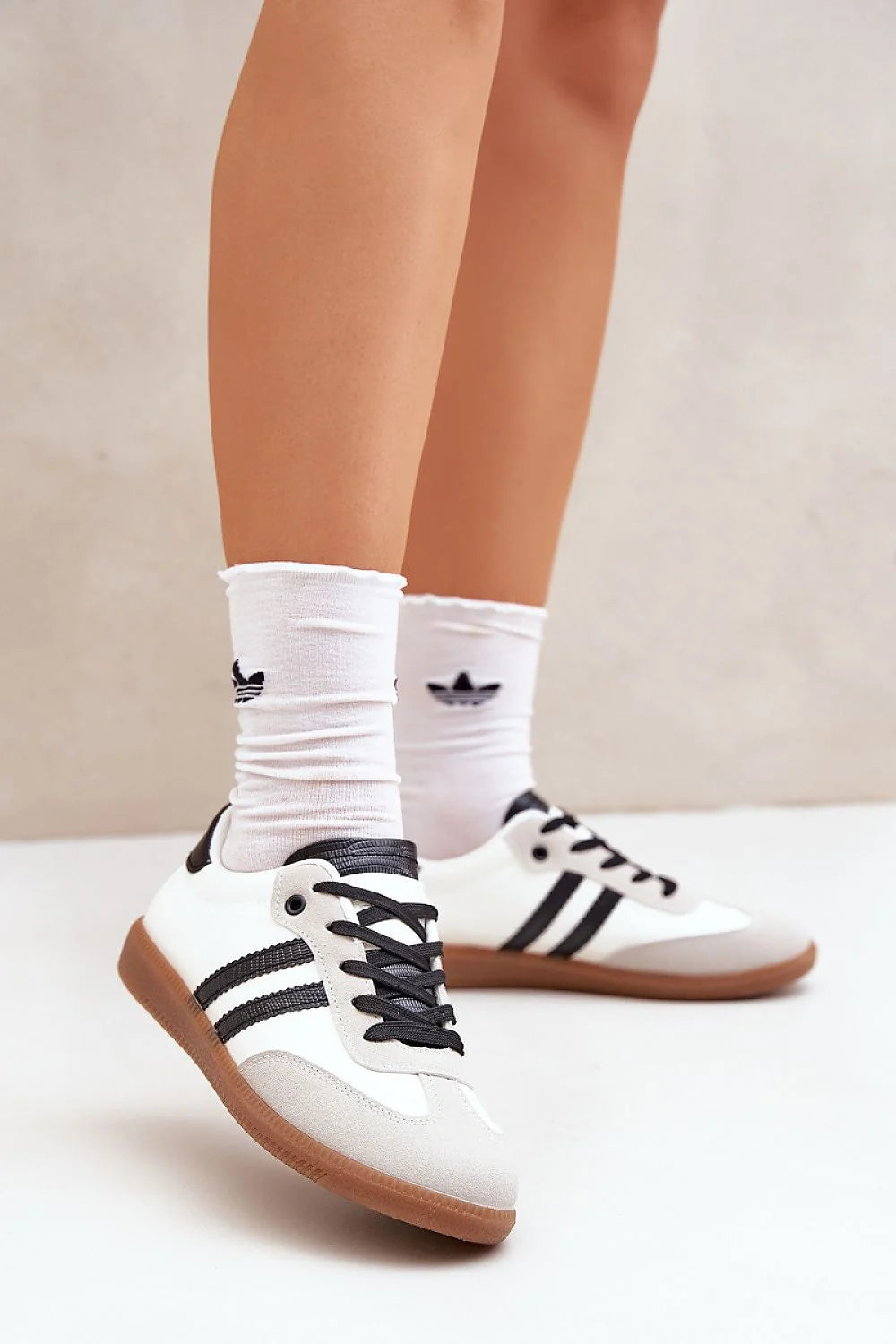 Baskets basses femmes style rétro sportif cuir écologique suédé blanc noir gris marron gomme semelle blanche