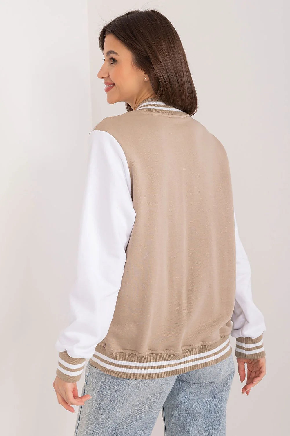 Veste universitaire pour femme beige manches blanches rayures contrastantes style sport chic