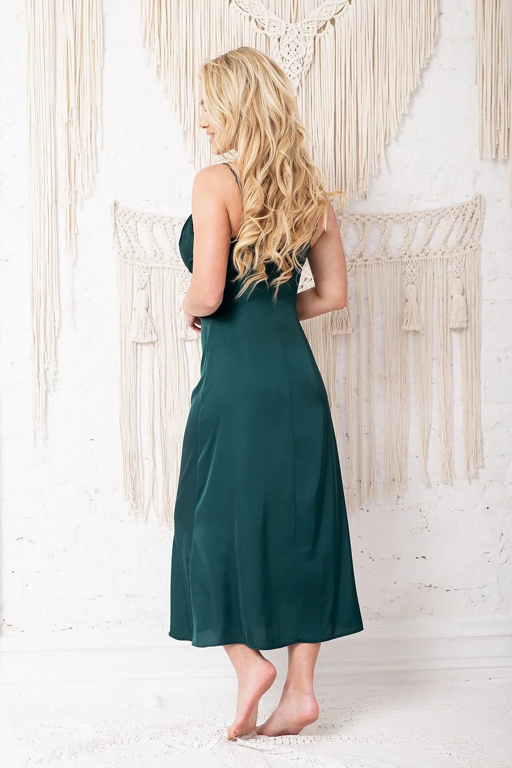 Robe longue élégante en satin vert émeraude sans bretelles décolleté drapé femme occasion spéciale soirée