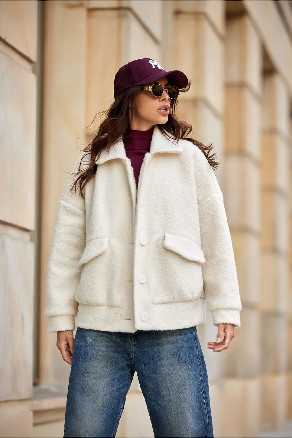Veste Roco Fashion en laine bouclée crème, coupe ample, fermeture à boutons, poches à rabat, col classique, manches longues, finitions soignées, style minimaliste, veste chic pour femme